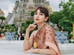 Momen Valerie Tifanka Jadi Turis Pakai Busana Tradisional Thailand di Wat Arun Momen Valerie Tifanka Jadi Turis Pakai Busana Tradisional Thailand di Wat Arun