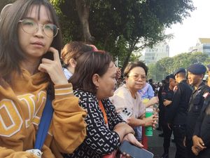 Paus Fransiskus Bakal Tinggalkan RI, Warga Padati Sekitar Kedubes Vatikan