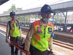 Keren! Satpam Stasiun Rawa Buntu Gotong Tandu Bantu Penumpang Difabel