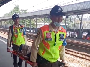 Keren! Satpam Stasiun Rawa Buntu Gotong Tandu Bantu Penumpang Difabel Keren! Satpam Stasiun Rawa Buntu Gotong Tandu Bantu Penumpang Difabel