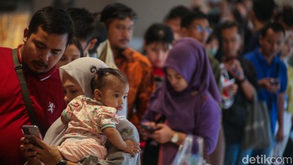 Foto: Antusiasme Pengunjung Hub Space Antre Tiket Multi Trip KAI