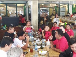 Rano Karno Sarapan Bareng Warga Pasar Muara Karang Jakut