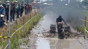Begini Jadinya Traktor Dipakai buat Balapan di Sawah
