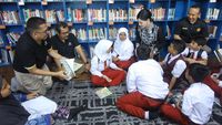 Edukasi-Literasi Luar Ruang di Taman Martha Tiahahu