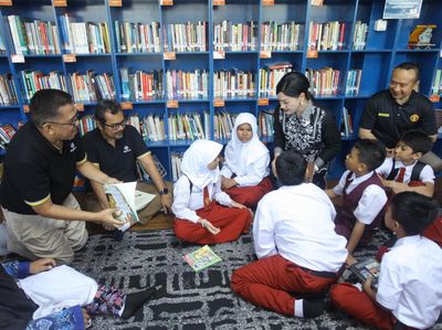 Edukasi-Literasi Luar Ruang di Taman Martha Tiahahu