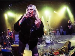 Emily Armstrong Akui Tertekan Jadi Vokalis Baru Linkin Park