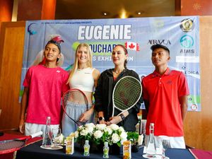 Eugenie Bouchard Penasaran Kemampuan Tenis Luna Maya