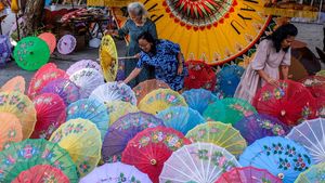Warna-warni Indah Festival Payung di Solo