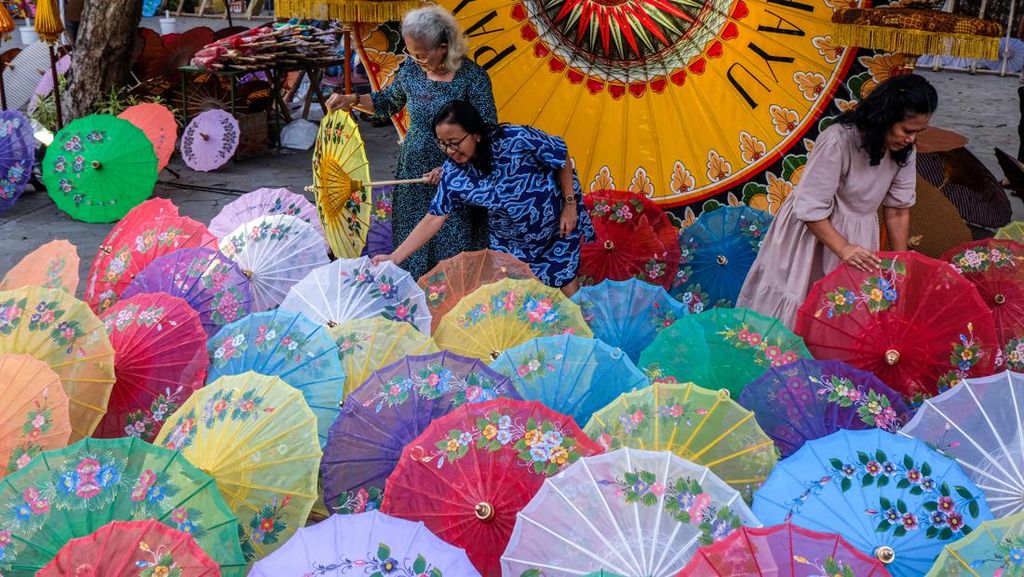 Warna-warni Indah Festival Payung di Solo Warna-warni Indah Festival Payung di Solo