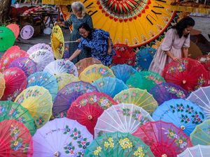 Warna-warni Indah Festival Payung di Solo Warna-warni Indah Festival Payung di Solo