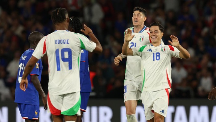 PARIS, FRANCE - SEPTEMBER 06:  Giacomo Raspadori of Italy celebrates with team-mates after scoring the goal during the UEFA Nations League 2024/25 League A Group A2 match between France and Italy at  Parc des Princes stadium on September 06, 2024 in Paris, France. (Photo by Claudio Villa/Getty Images)