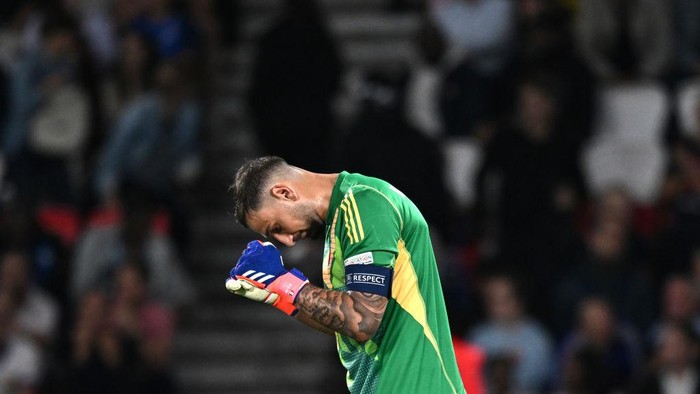PARIS, FRANCE - SEPTEMBER 06: Gianluigi Donnarumma of Italy celebrates at the end of the UEFA Nations League 2024/25 League A Group A2 match between France and Italy at  on September 06, 2024 in Paris, France. (Photo by Image Photo Agency/Getty Images)