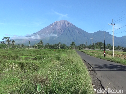 Gunung Semeru Erupsi, Luncurkan Abu Vulkanik Setinggi 500 Meter Gunung Semeru Erupsi, Luncurkan Abu Vulkanik Setinggi 500 Meter