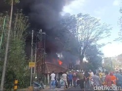 Kebakaran Gudang Plastik di Purwosari Sempat Merembet ke Rumah Warga