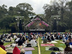 Kabut dan Rintik Hujan Iringi Konser Sunset di Kebun Raya Bali