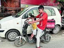 Demi Anak, Ayah Ini Tempuh Puluhan Kilometer Jadi Kurir Makanan