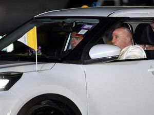 Paus Fransiskus Naik Mobil Merakyat Lagi di Papua Nugini