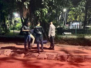 Koper Biru Mencurigakan Bikin Panik Warga Koja Jakut, Polisi Turun Tangan Koper Biru Mencurigakan Bikin Panik Warga Koja Jakut, Polisi Turun Tangan