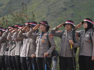 Bendera Merah Putih Berkibar di Puncak Gunung Pundak Mojokerto Bendera Merah Putih Berkibar di Puncak Gunung Pundak Mojokerto