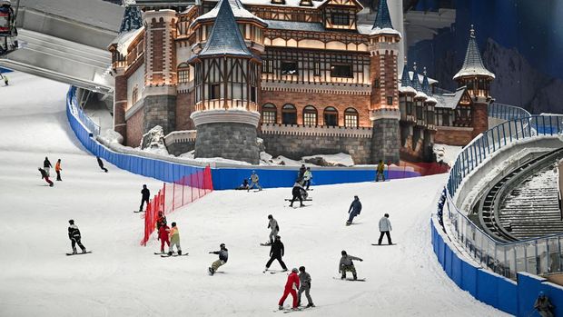 Snowboarders and skiers enjoy a run at the Shanghai L*SNOW Indoor Skiing Theme Resort, the world's largest indoor ski resort, during the official opening day, in the Pudong district in Shanghai on September 6, 2024. The Shanghai L*SNOW Indoor Skiing Theme Resort was officially certified by the Guinness Book of Records as the world's largest, overtaking the previous record-holder -- also in China, in northern Harbin. (Photo by Hector RETAMAL / AFP)