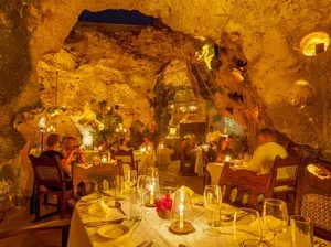 Uji Nyali! 10 Restoran Ini Berada di Dalam Goa yang Gelap