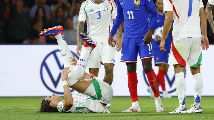 Soccer Football - Nations League - League A - Group 2 - France v Italy - Parc des Princes, Paris, France - September 6, 2024 Italys Riccardo Calafiori reacts after sustaining an injury REUTERS/Christian Hartmann