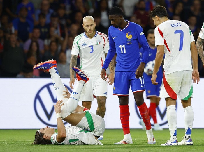 Soccer Football - Nations League - League A - Group 2 - France v Italy - Parc des Princes, Paris, France - September 6, 2024 Italy's Riccardo Calafiori reacts after sustaining an injury REUTERS/Christian Hartmann
