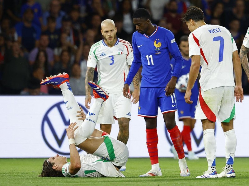 Soccer Football - Nations League - League A - Group 2 - France v Italy - Parc des Princes, Paris, France - September 6, 2024 Italy's Riccardo Calafiori reacts after sustaining an injury REUTERS/Christian Hartmann
