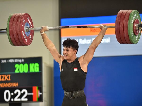 Rizki Juniansyah Pecahkan Rekor Nasional Angkat Besi di PON XXI