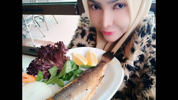 Gaya Nyentrik Roro Fitria saat Kulineran di Turki