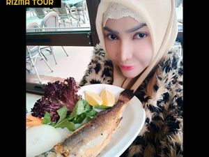 Gaya Nyentrik Roro Fitria saat Kulineran di Turki