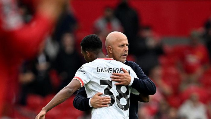 MANCHESTER, ENGLAND - SEPTEMBER 01: (THE SUN OUT, THE SUN. ON SUNDAY OUT) Ryan Gravenberch and head coach Arne Slot of Liverpool after the Premier League match between Manchester United FC and Liverpool FC at Old Trafford on September 01, 2024 in Manchester, England. (Photo by Nick Taylor/Liverpool FC/Liverpool FC via Getty Images)
