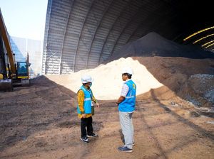 Limbah Kayu Jadi Bahan Bakar PLTU Jeranjang, Ini Manfaatnya ke Ekonomi Sekitar Limbah Kayu Jadi Bahan Bakar PLTU Jeranjang, Ini Manfaatnya ke Ekonomi Sekitar