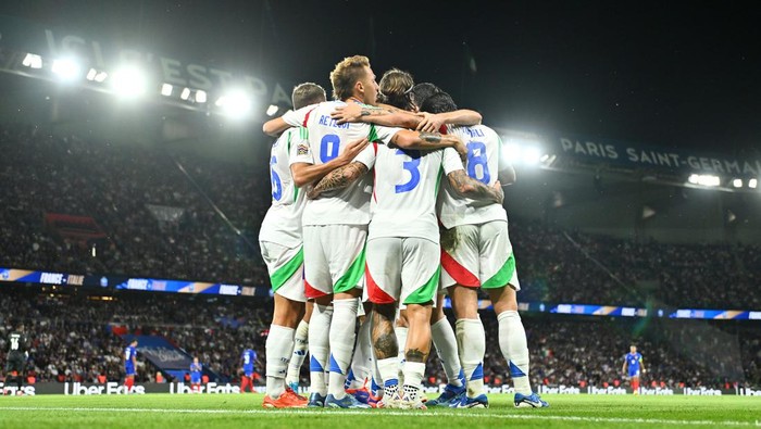 PARIS, FRANCE - SEPTEMBER 06: Federico Dimarco of Italy celebrates scoring his teams first goal with teammates during the UEFA Nations League 2024/25 League A Group A2 match between France and Italy at Parc des Princes on September 06, 2024 in Paris, France. (Photo by Franco Arland - UEFA/UEFA via Getty Images)