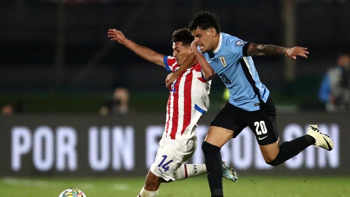 Soccer Football - World Cup - South American Qualifiers - Uruguay v Paraguay - Estadio Centenario, Montevideo, Uruguay - September 6, 2024 Uruguays Maximiliano Araujo in action with Paraguays Andres Cubas REUTERS/Mariana Greif