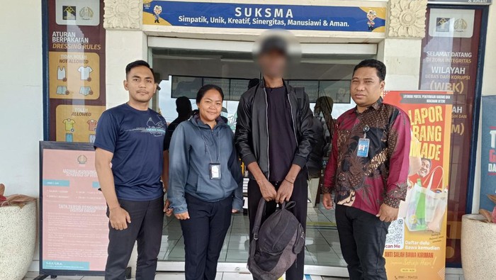 WN Pantai Gading dideportasi dari Bali alasannya yakni melakukan pekerjaan secara ilegal di salon. WN Pantai Gading dideportasi dari Bali alasannya yakni melakukan pekerjaan secara ilegal di salon.