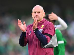 Debut Jadi Pelatih Inggris, Carsley Tolak Nyanyikan Lagu Kebangsaan Debut Jadi Pelatih Inggris, Carsley Tolak Nyanyikan Lagu Kebangsaan