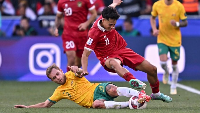 Nathaniel Atkinson (L) of Australia is battling for the ball with Rafael William Struck of Indonesia during the AFC Asian Cup 2023 round of 16 match between Australia and Indonesia at Jassim bin Hamad Stadium in Doha, Qatar, on January 28, 2023. (Photo by Noushad Thekkayil/NurPhoto via Getty Images)