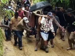 Bidan Sakit Ditandu 7 Km ke RS Imbas Jalan Rusak, Begini Kronologinya