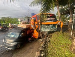 Bus Vs Truk di Jalan Denpasar-Gilimanuk Akibat Jalan Licin