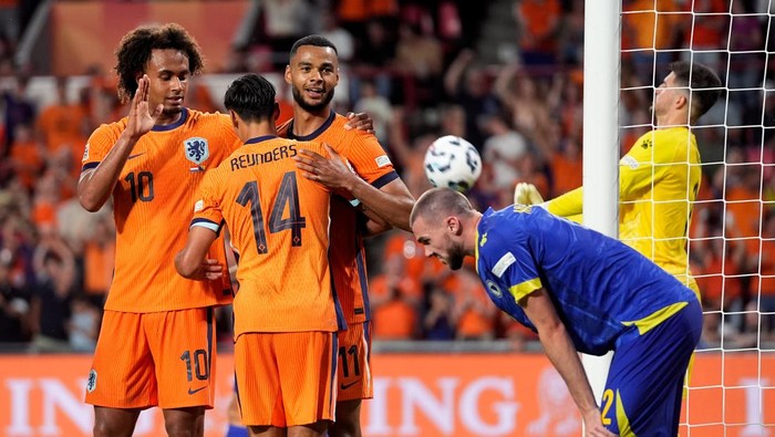 EINDHOVEN, NETHERLANDS - SEPTEMBER 7: Cody Gakpo of Holland celebrating 3-1 with Joshua Zirkzee of Holland, Tijjani Reijnders of Holland  during the  UEFA Nations league match between Holland  v Bosnia and Herzegovina at the Philips Stadium on September 7, 2024 in Eindhoven Netherlands (Photo by Roy Lazet/Soccrates/Getty Images)