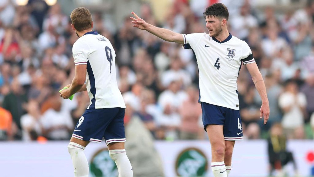 Declan Rice menolak ban kapten dari Harry Kane saat Irlandia vs Inggris (Foto: Getty Images/Carl Recine)
