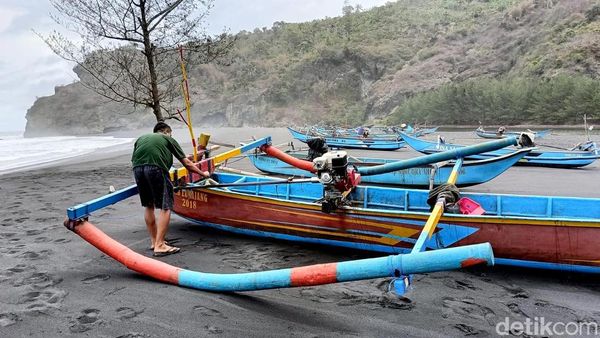 Dampak Gelombang Tinggi Nelayan di Lumajang Gagal Melaut