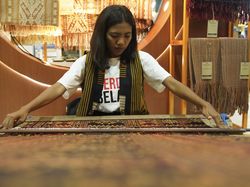 Jago Menenun, Mahasiswa Asal NTT Ini Wujudkan Mimpi Kuliah dengan Biaya Sendiri