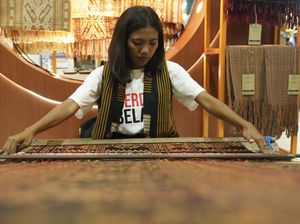 Jago Menenun, Mahasiswa Asal NTT Ini Wujudkan Mimpi Kuliah dengan Biaya Sendiri Jago Menenun, Mahasiswa Asal NTT Ini Wujudkan Mimpi Kuliah dengan Biaya Sendiri