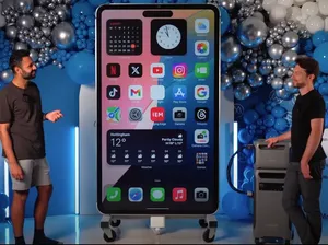 Cetak Rekor, YouTuber Bikin iPhone 15 Pro Max Setinggi 2 Meter