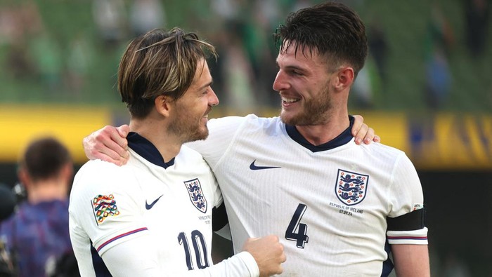 Soccer Football - Nations League - League B - Group 2 - Republic of Ireland v England - Aviva Stadium, Dublin, Ireland - September 7, 2024  Englands Declan Rice celebrates with Englands Jack Grealish after the match REUTERS/Damien Eagers