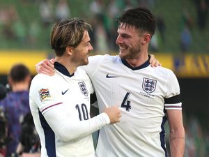 Grealish & Rice: Dicap Ular oleh Suporter, Bobol Gawang Irlandia Kemudian