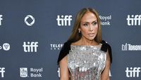 Gaya Ultra-seksi Jennifer Lopez Pakai Revenge Dress Pascacerai dari Ben Affleck
