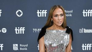 Gaya Ultra-seksi Jennifer Lopez Pakai Revenge Dress Pascacerai dari Ben Affleck